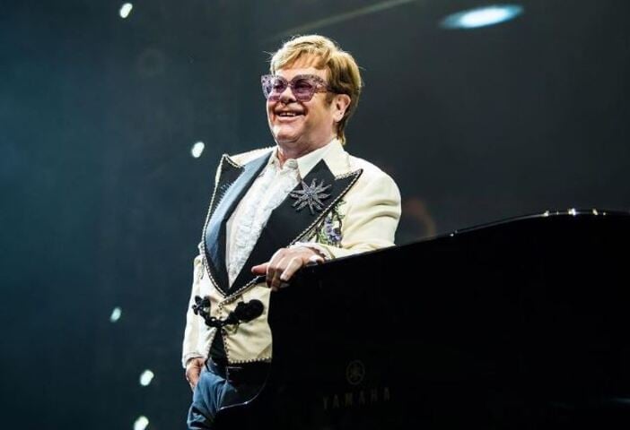 Com o Emmy recebido por Melhor Especial de Variedades, o cantor Elton John passou a ser detentor do EGOT. Ele é um dos produtores do especial 
