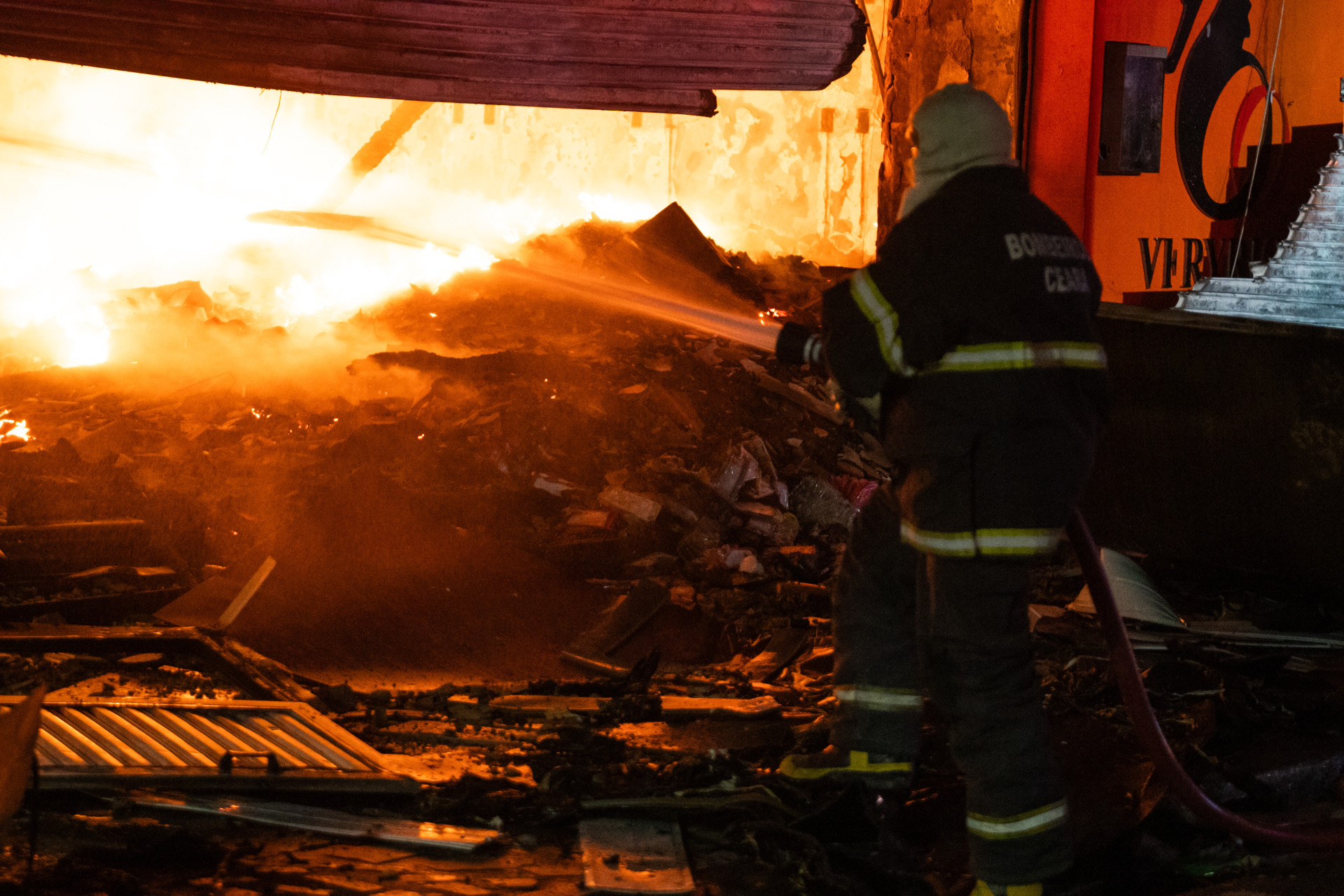 ￼INCÊNDIO na rua General Sampaio atingiu duas lojas (Foto: FERNANDA BARROS)