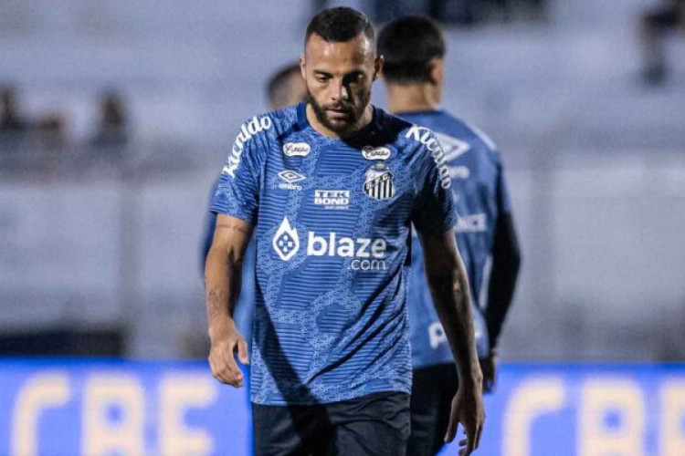 Atacante tem um edema na coxa esquerda e fica fora do embate contra a Chapecoense, na Vila Belmiro, na próxima segunda-feira