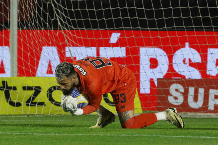 Goleiro falhou no gol do Criciúma, na vitória do Tricolor por 2 a 1. Treinador garantiu o arqueiro como titular até a volta de Rafael