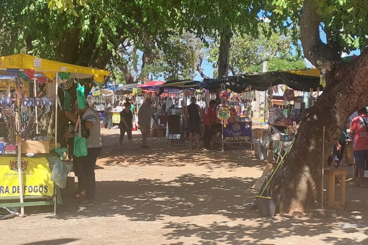 A Feira fica instalada nas proximidades do Parque Natural das Timbaúbas, no bairro José Geraldo da Cruz, em Juazeiro do Norte