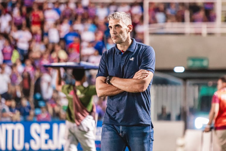 Técnico Vojvoda no jogo Fortaleza x Athletico-PR, no PV, pelo Campeonato Brasileiro Série A 2024