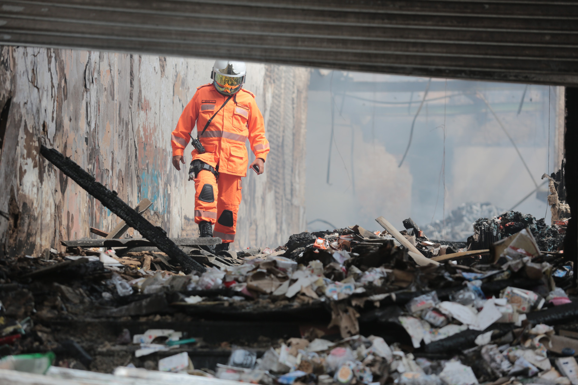 ￼CORPO de Bombeiros atuou para evitar a volta das chamas (Foto: FÁBIO LIMA)