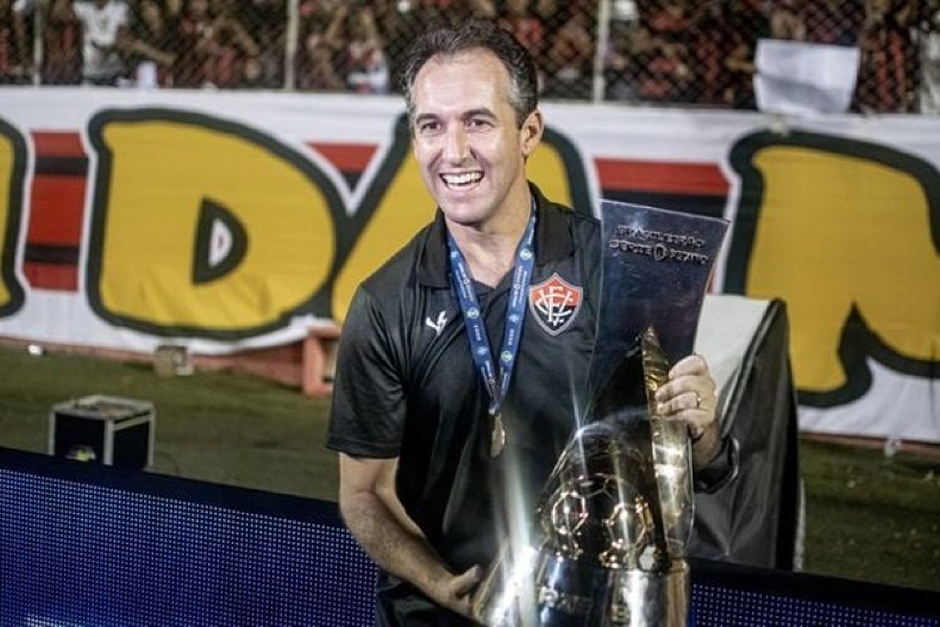 Léo Condé, novo treinador do Ceará, foi campeão da Série B 2023 comandando o Vitória (Foto: VICTOR FERREIRA/EC Vitória)