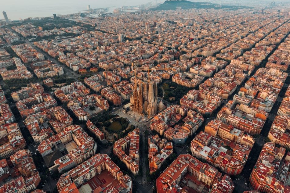 A cidade de Barcelona consegue combinar de forma harmoniosa o clima mediterrâneo com a história e a arquitetura, despertando a curiosidade de milhares de turistas. Descubra as maravilhas dessa impressionante cidade catalã.  