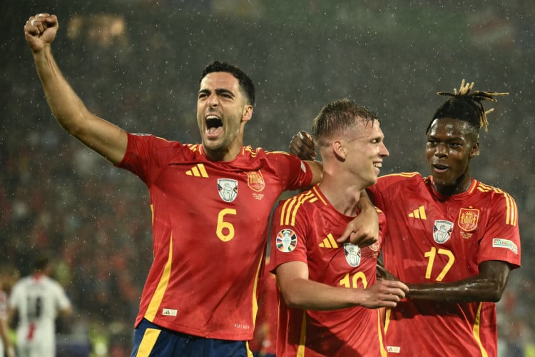Jogadores da Espanha comemoram gol de Dani Olmo em vitória contra a Geórgia pela Eurocopa 2024