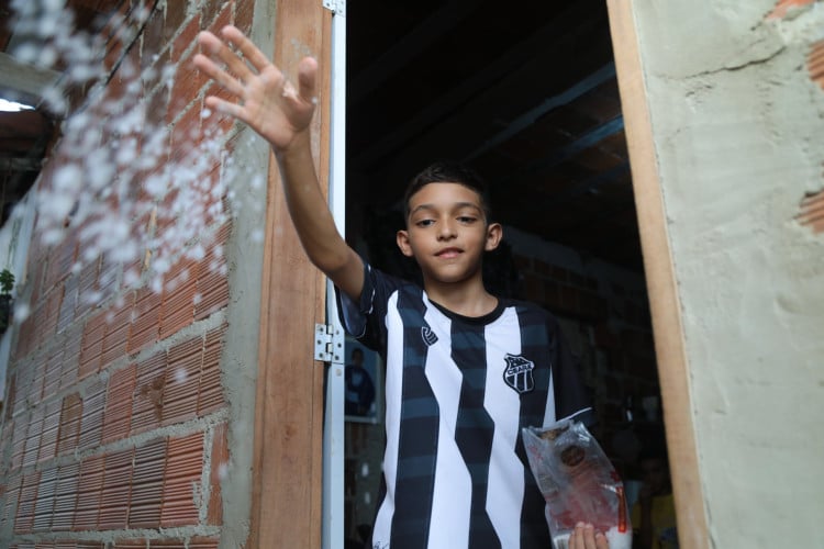 FORTALEZA-CE, BRASIL, 26-06-2024: Kayck Bruno, sósia do jogador Erick Pulga em sua casa no bairro Vila Velha. (foto: Beatriz Boblitz/O Povo)



