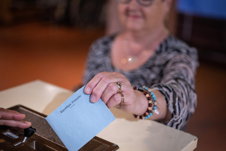 Eleitora deposita voto na urna em primeiro turno da votação ao Legislativo francês na manhã deste domingo, 30