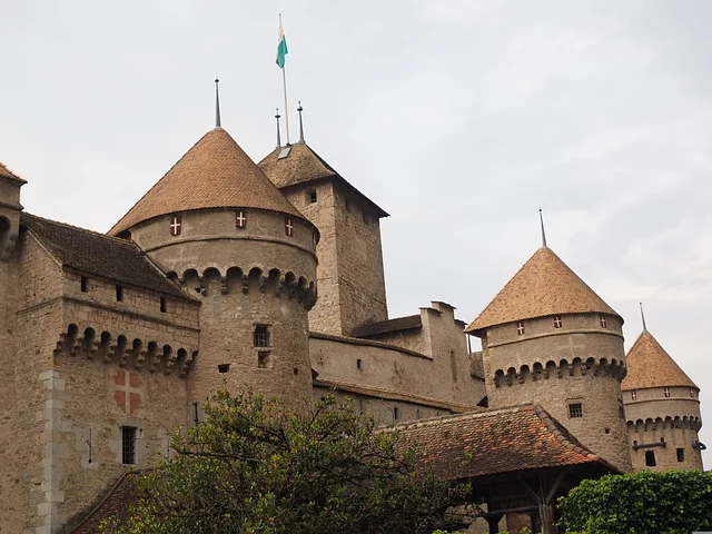 Os castelos estão entre as principais atrações turísticas por toda a Europa. Construídos desde o século 10 e preservados integralmente ou parcialmente, reformados ou originais, são símbolos de uma época de poderio e ostentação.