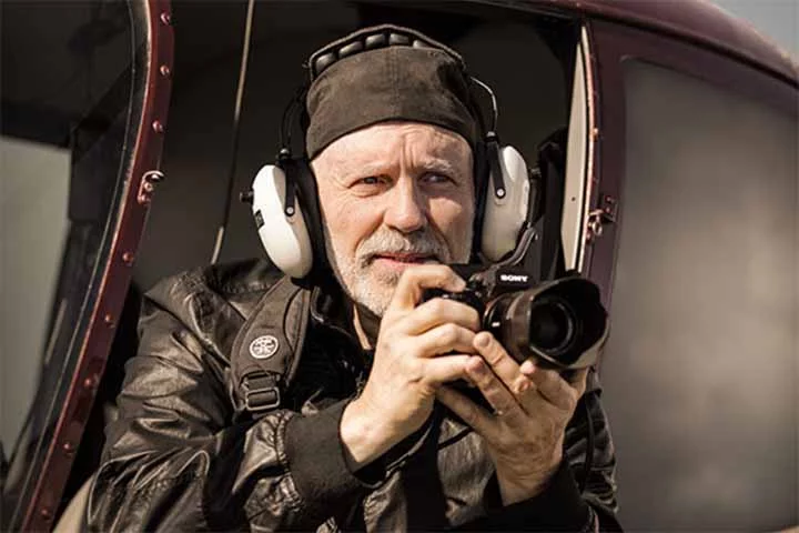 O fotógrafo Donn Delson, de 75 anos, faz seu trabalho de uma maneira que exige coragem: a bordo de um helicóptero.

