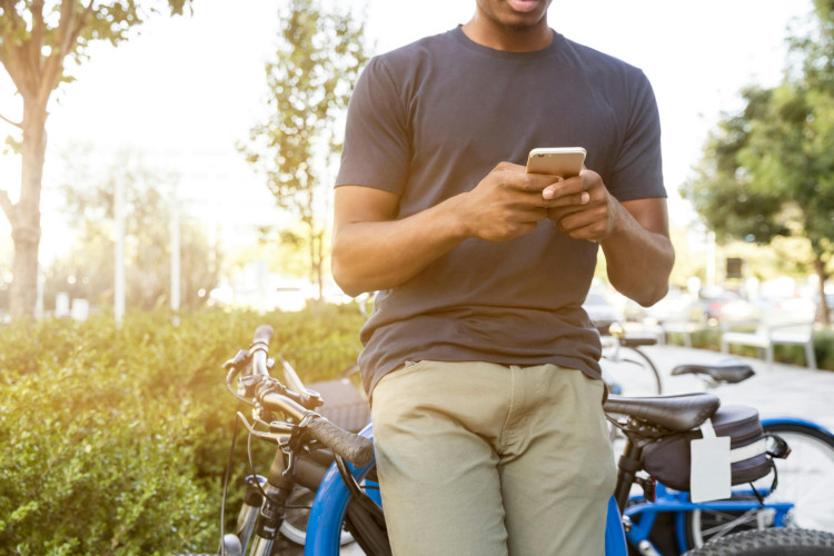 Uso errado de smartphones pode causar dores nas mãos, especialmente nos polegares 