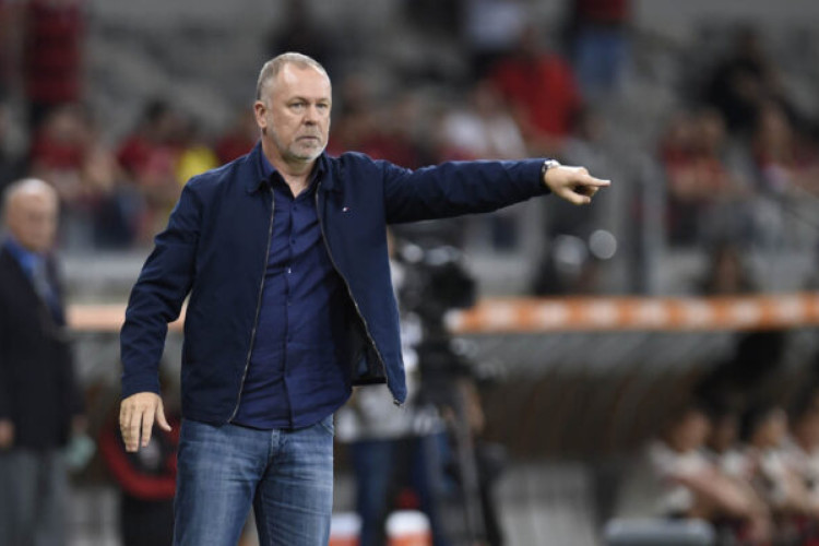 Brazil's Cruzeiro team coach Mano Menezes gestures during a 2018 Copa Libertadores football match against Brazil's Flamengo at Mineirao stadium, in Belo Horizonte, Brazil, on August 29, 2018. (Photo by DOUGLAS MAGNO / AFP) (Photo by DOUGLAS MAGNO/AFP via Getty Images)