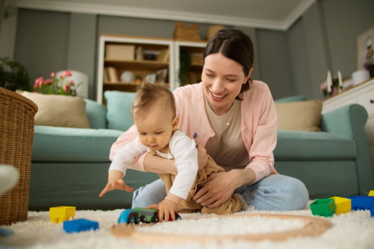 Os primeiros socorros são importantes em casos de engasgo (Imagem: StockPhotoDirectors | Shutterstock) 