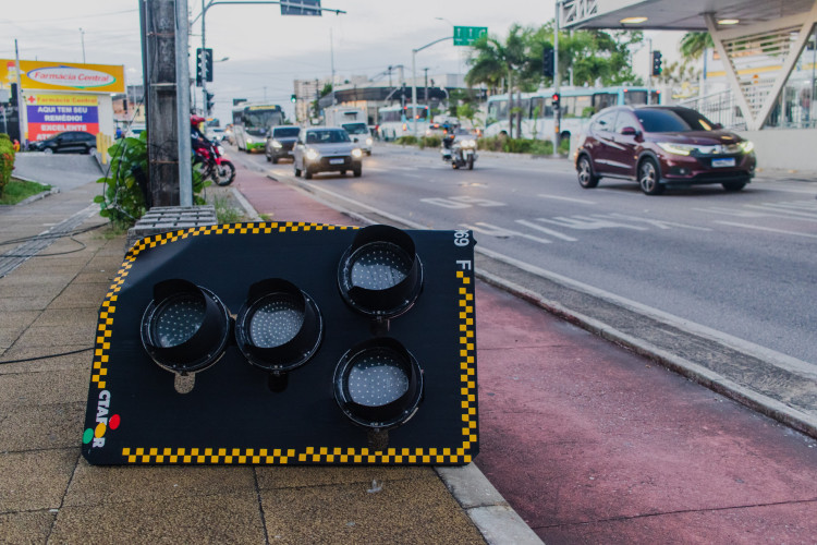 Caminhão derruba semáforo na avenida Aguanambi 