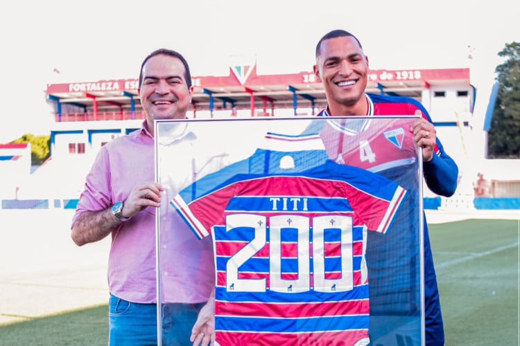 Titi recebe homenagem pelos 200 jogos no Fortaleza