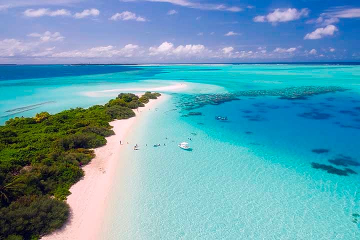 O risco de desaparecimento das Ilhas Maldivas, por causa das mudanças climáticas, voltou a atrair a atenção.  Desde 2021, esse assunto vem sendo debatido na Organização das Nações Unidas (ONU), pois o lugar, de uma beleza paradisíaca, pode sumir até o fim deste século.