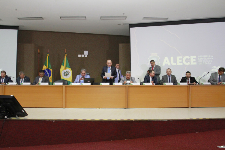 É comum que deputados disputem eleições municipais 