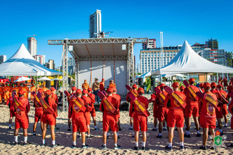 Bombeiros iniciam "Operação férias" nas praias do Ceará