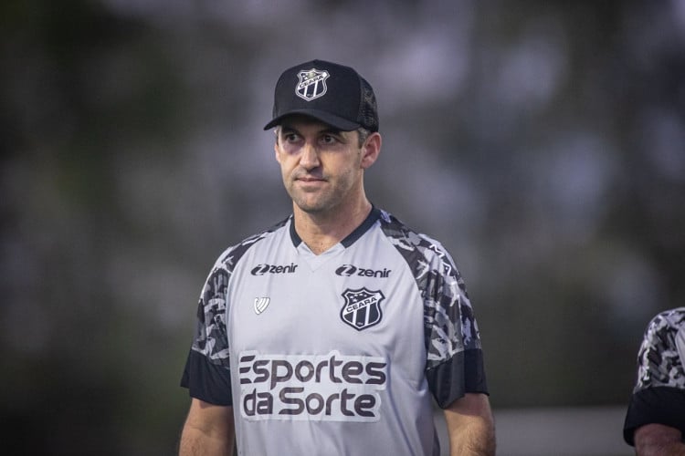 Léo Condé realiza primeiro treino à frente do Ceará 