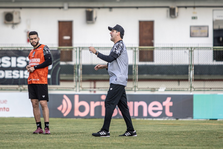 Léo Condé comanda treino do Ceará em Porangabuçu. 