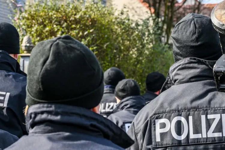 Policiais em Berlim durante operação contra o crime organizado (foto de arquivo)