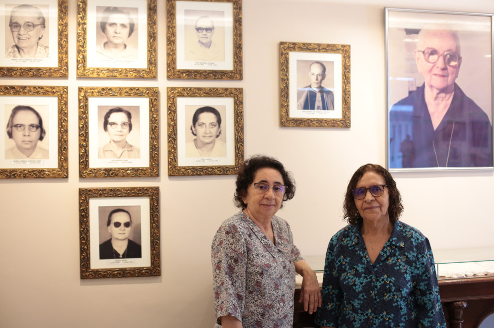  Rosália Alencar, josefina responsável pelo Memorial Rosita Paiva e Marly Carvalho, osefina e filósofa. Na parede, as fotos das sete primeiras mulheres que formaram a Congregação das Josefinas(Foto: FÁBIO LIMA)