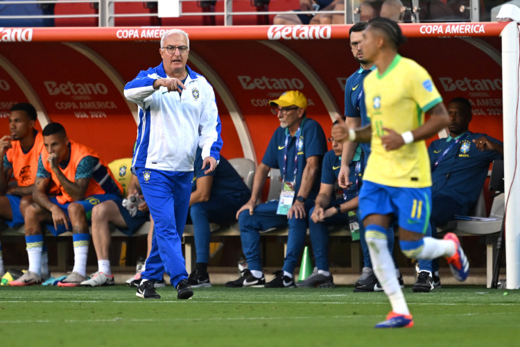 Técnico da seleção brasileira, Dorival Junior, durante o confronto entre Brasil e Colômbia 