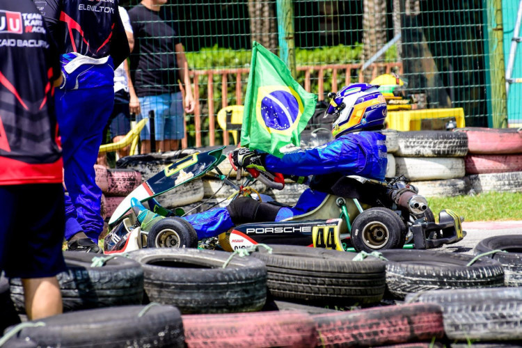 Ricardo Carvalho disputando corrida do Kart Mônaco