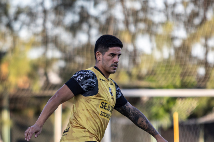 Meia Recalde em treino do Ceará no estádio Carlos de Alencar Pinto, em Porangabuçu