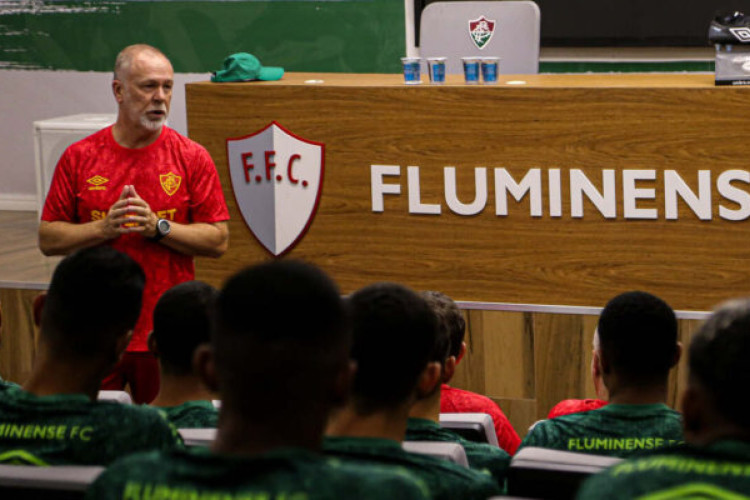 Treinador inicia seu trabalho e tenta fazer com que o elenco tricolor reencontre o bom futebol de 2023 e reaja no Campeonato Brasileiro