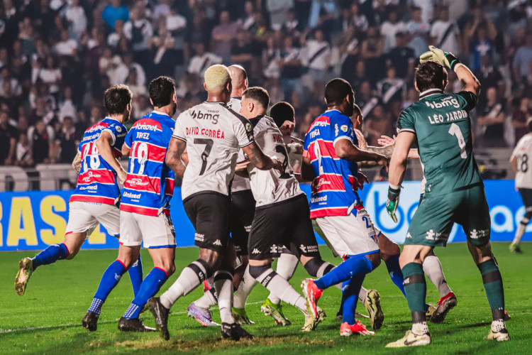 Jogadores de Vasco e Fortaleza durante partida válida pela Série A 2024