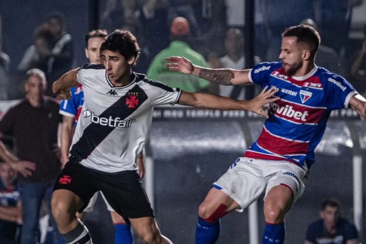 JP e Lucas Sasha disputam lance no jogo Vasco x Fortaleza, em São Januário, pelo Campeonato Brasileiro Série A 2024