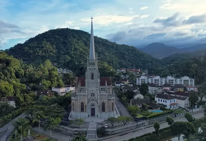 A cidade de Petrópolis, que fica na Região Serrana do estado do Rio de Janeiro, foi oficialmente reconhecida como Berço Imperial da Cerveja no dia 28/05/24. 