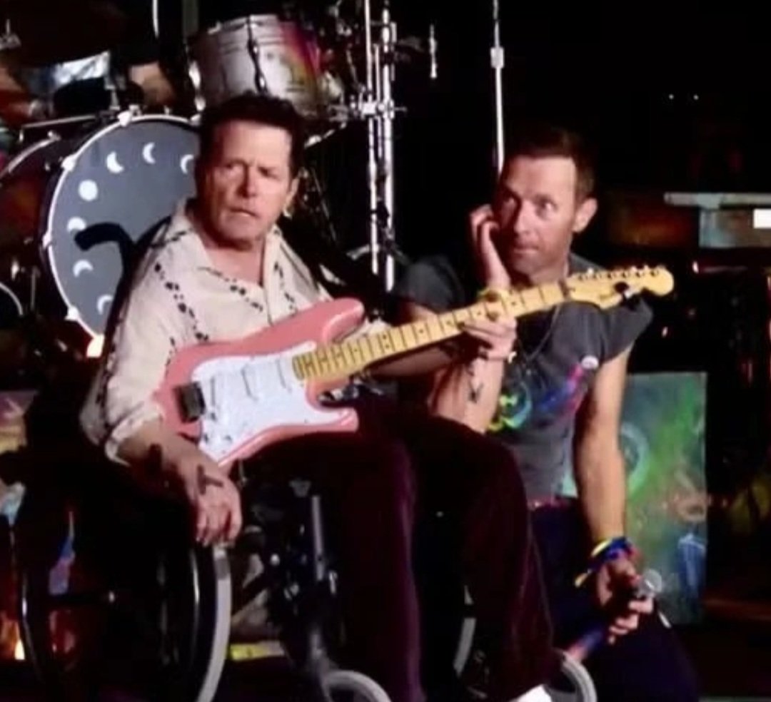 O ator canadense Michael J.Fox surpreendeu o público ao entrar no palco para tocar guitarra durante o show da banda Coldplay.