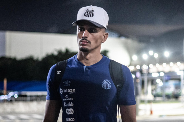 Diego Pituca, volante do Santos, durante desembarque da equipe em solo cearense