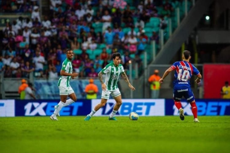 Meia-atacante marca o primeiro gol do time baiano e depois dá assistência para Cauly; resultado mantém o time com 100% em seus domínios