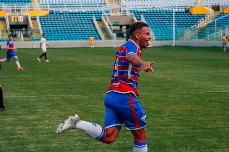 Kauê Canela marcou três gols na vitória do Fortaleza diante do Atlético-MG. 