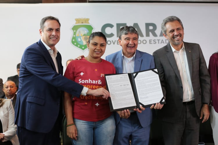 FORTALEZA, CEARÁ, BRASIL: Lançamento nacional do programa Acredita no Primeiro Passo com ministro do MDS, Wellington Dias, no Palácio da Abolição