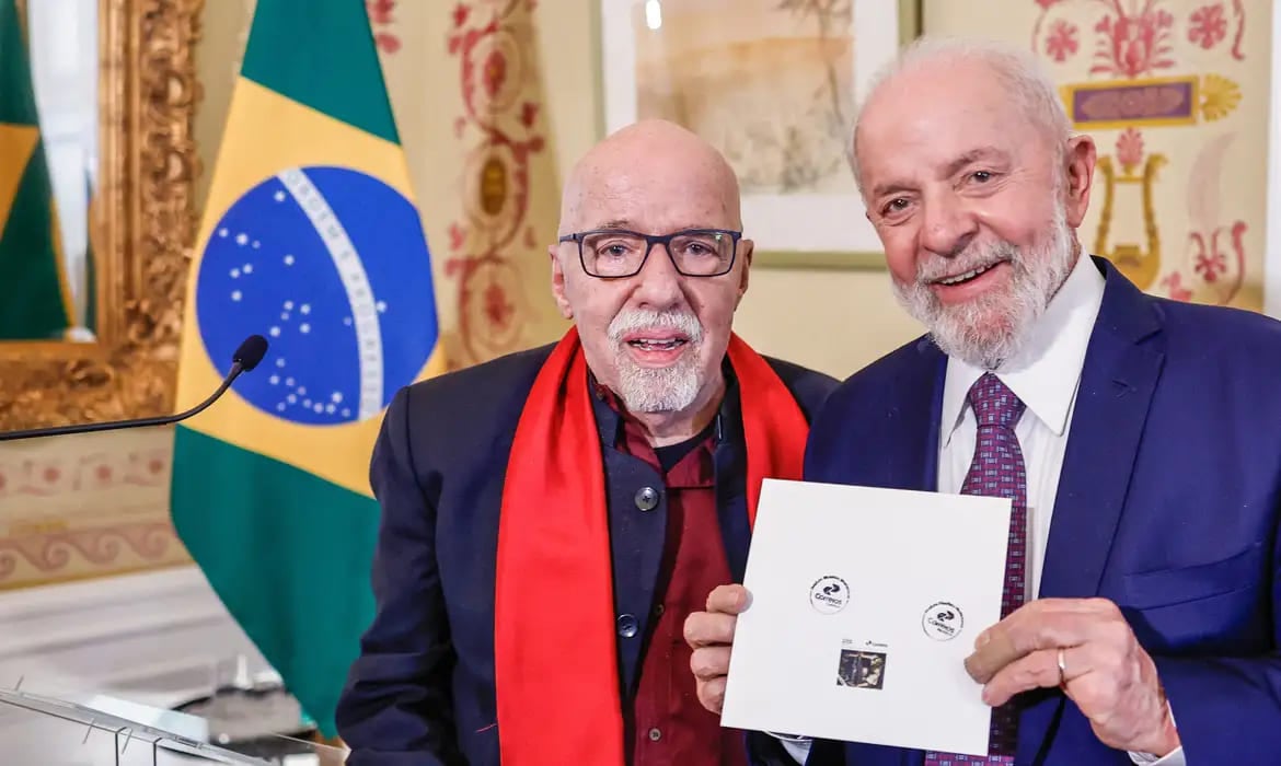 O escritor Paulo Coelho ganhou uma homenagem pelos 35 anos de publicação do seu livro 