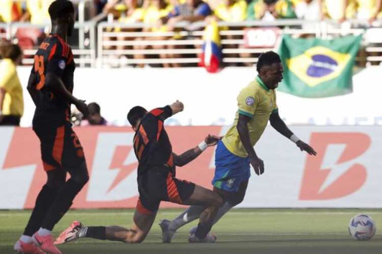 Colocação ridícula nas Eliminatórias mostra que o buraco é mais abaixo. Copa América pouco representa para a Seleção 