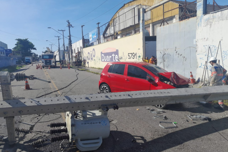 Duas pessoas estavam dentro do carro no momento do acidente, mas passam bem