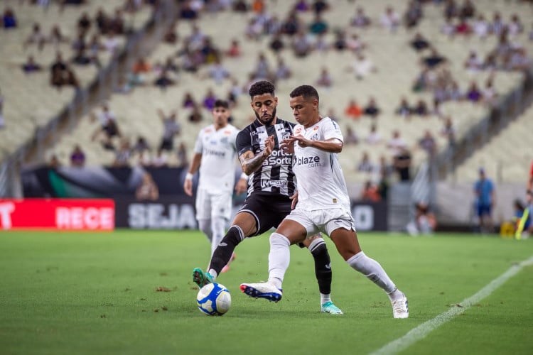Matheus Bahia e Sandry disputam lance no jogo Ceará x Santos, no Castelão, pelo Campeonato Brasileiro Série B 2024
