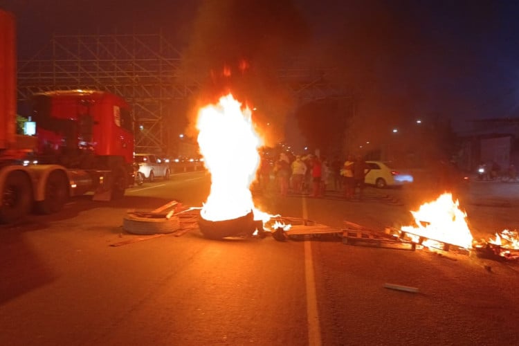 Manifestantes ateiam fogo em pneus durante manifestação na BR-116 motivada por ameaças de integrantes de facção criminosa