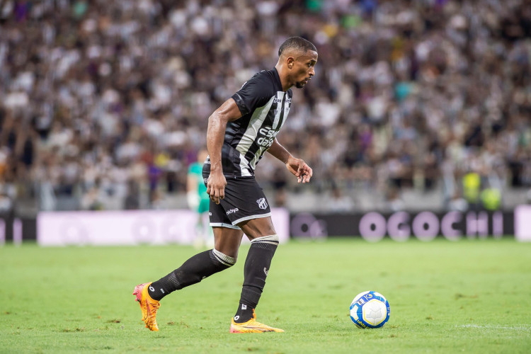 Atacante Saulo Mineiro atuando pelo Ceará no Castelão, pelo Campeonato Brasileiro Série B 2024