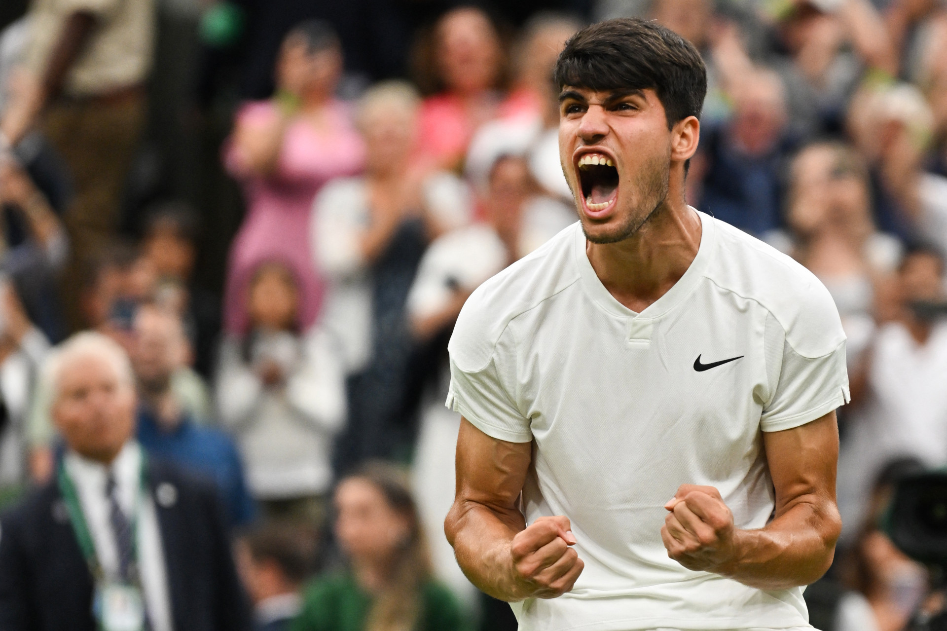 Carlos Alcaraz conquistou classificação às oitavas de final de Wimbledon (Foto: Glyn KIRK / AFP)