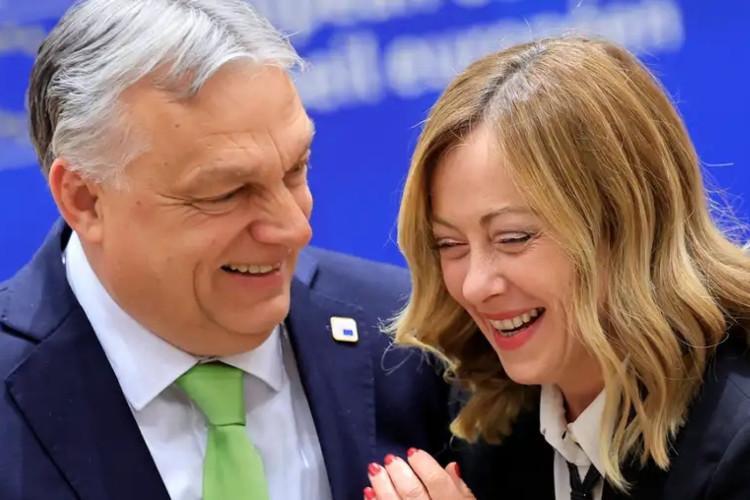 Ultradireita avança: premiês da Hungria, Viktor Orbán (esq.) e Itália, Giorgia Meloni