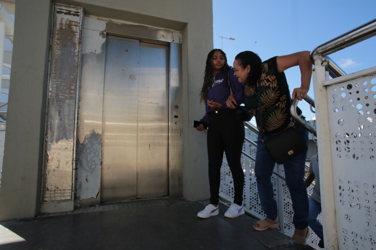 ￼SEM ELEVADOR, usuários relatam dificuldade de acessibilidade 