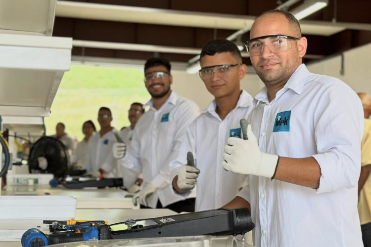 A produção será de 10.000 luminárias por mês