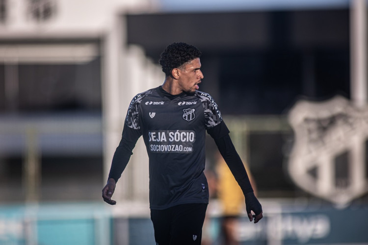 Lateral-esquerdo PV em treino pelo Ceará