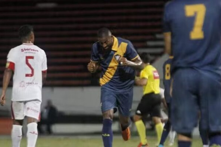 Atacante Mascote garante goleada da equipe pernambucana sobre o Sergipe, pelo grupo A4 da competição nacional